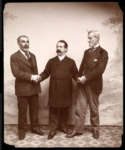 İşçi liderleri Samuel Gompers, John Burns ve Holmes, 1893-4 (gümüş jelatin baskı) by Byron Company