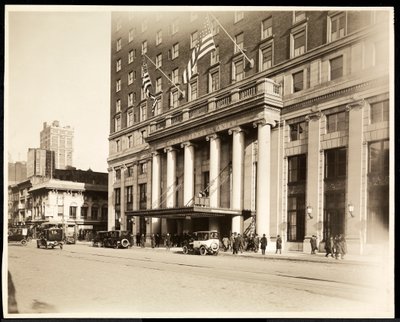 Hotel Pennsylvania'nın ana girişi, 7th Avenue ve 32nd Street, New York, 1919 (gümüş jelatin baskı) by Byron Company