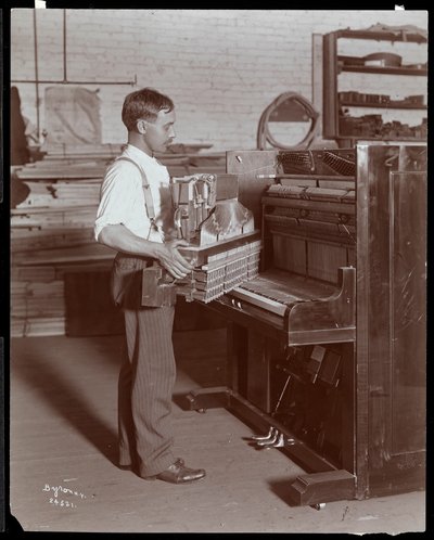 Hardman, Peck und Co. piyano fabrikasında çalışan adam, New York, 1907 (gümüş jelatin baskı) by Byron Company
