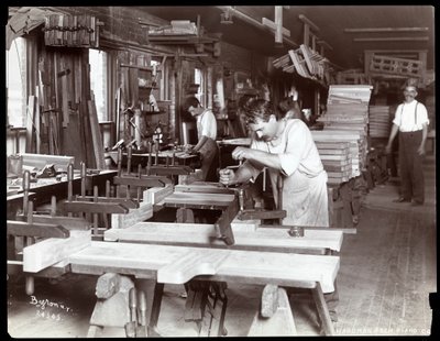 Hardman, Peck und Co. piyano fabrikasında çalışan erkekler, New York, 1907 (gümüş jelatin baskı) by Byron Company