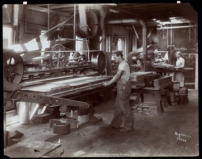 Hardman, Peck und Co. piyano fabrikasında çalışan erkekler, New York, 1907 (gümüş jelatin baskı) by Byron Company