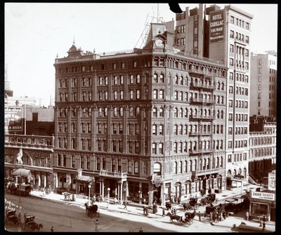 Broadway'deki Hotel Cadillac'ın kuzey doğu köşesi ve 43rd Street, New York, 1907 (gümüş jelatin baskı) by Byron Company