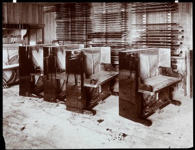 Hardman, Peck und Co. fabrikasında yapım aşamasında olan piyanolar, New York, 1907 (gümüş jelatin baskı) by Byron Company