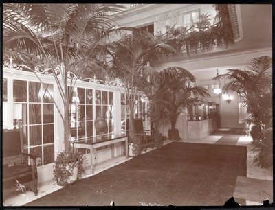 Ritz-Carlton Hotel'deki lobi ve kayıt masası, c.1910-11 (gümüş jelatin baskı) by Byron Company