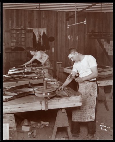 Harrington Piano Co. fabrikasında çalışan iki adam, 1907 (gümüş jelatin baskı) by Byron Company