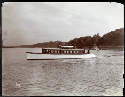New York Yatının Delicia yatının görünümü, Morris Heights yakınlarındaki Hudson Nehri üzerinde Launch und Engine Co., New York, 1903 (gümüş jelatin baskı) by Byron Company