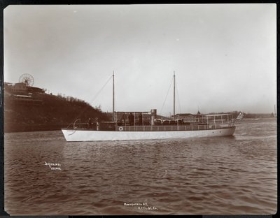 New York Yatının Mousquetaire yatının görünümü, Harlem Nehri üzerindeki Launch und Engine Co., New York, 1905 (gümüş jelatin baskı) by Byron Company