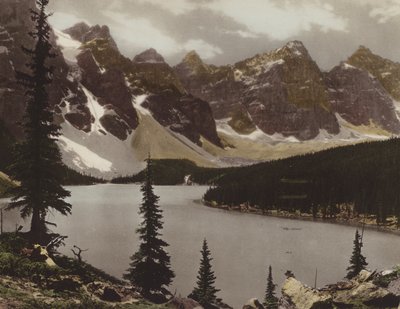 Moraine Gölü ve On Tepeler Vadisi (renkli fotoğraf) by Byron Hill Harmon