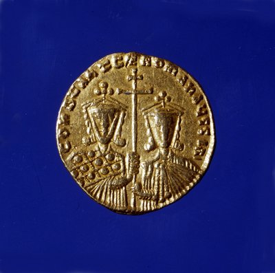 İmparator Konstantin VII Porfirogenet (913 - 959) ve oğlu Roma II (959 - 963) tasvirinde altın sikke. by Byzantine