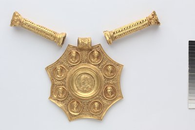 Sekizgen Sarkıt ve Korint Sütunları Şeklinde İki Ara Parça, 324-326 (altın) by Byzantine
