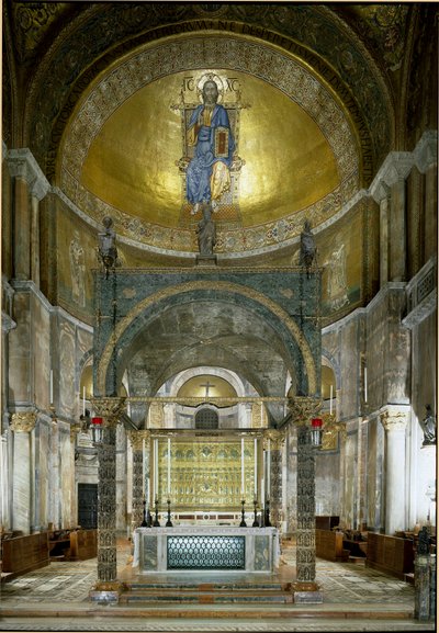 Bizans mimarisi: papaz evi. Büyük sunak, albaster sütunlu ciborium (5. ve 13. yüzyıl arasında), başkentler (12. yüzyıl) ve Pala d