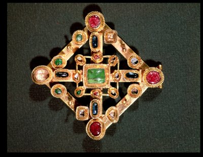 Yunan haçı şeklinde broş (altın ve değerli taşlar) by Byzantine School