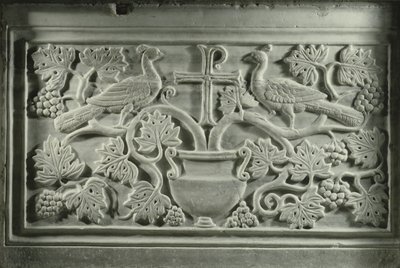 Tavus kuşu ve sarmaşıklar (mermer) by Byzantine School