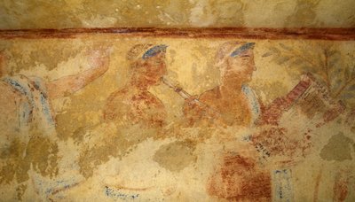 Müzisyenler, fresk, detay, Mavi Şeytanların Mezarı, Tarquinia Nekropolü (UNESCO Dünya Mirası Listesi, 2004), Lazio, İtalya. Etrüsk uygarlığı, MÖ 5. yy (fotoğraf) by J.B. and Brown J. Rowbotham