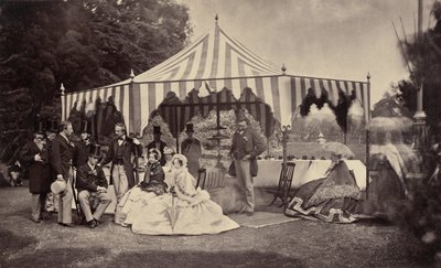 Açık Hava Çadırının Önünde Bir Grup İyi Giyimli İnsan by Camille Silvy