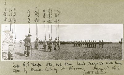 General Allenby, Abassan, Güney Filistin'deki bir törende Kaptan Harper'ı DCM ile süslerken, Ağustos 1917 by Capt. Arthur Rhodes