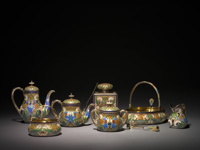 1896 ve 1896-1906 öncesi Sıcak Su Potu, Kapaklı Şekerlik, Çay Sepeti, Çaydanlık, Şeker Maşası, Limon Çatalı, Şeker Sepeti, Pasta Sepeti, Kremalı Sürahi, Çay Süzgeci ve Şeker Elek by Carl Fabergé