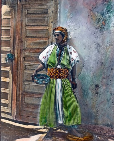 Fas, Berberi etnik grubundan Kabyle kızı, resim tarihi: 1910 civarı. Carl Simon Arşivi by Carl Simon