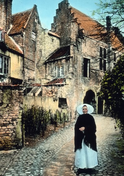 Hollanda, Zeeland eyaleti. Middelburg kentindeki Kuipers kapısının önünde bir kadın. Resim tarihi: 1920 civarı. Carl Simon Arşivi by Carl Simon