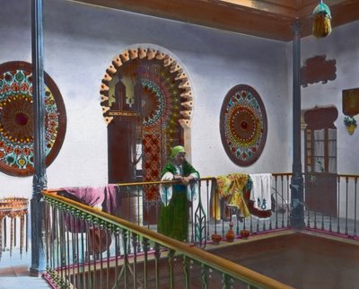 Kuzey Fas, galeride Faslı kadın, resim tarihi: 1910 civarı, Carl Simon Arşivi by Carl Simon