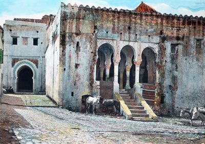 Kuzey Fas, Tanca, Vali sarayının girişi, görüntü tarihi: 1910 civarı. Carl Simon Arşivi by Carl Simon