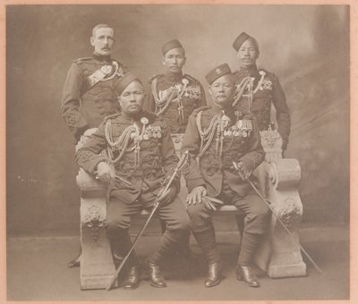 Gurkha alaylarından King'in Hint Düzenli Memurları by Carl Vandyk