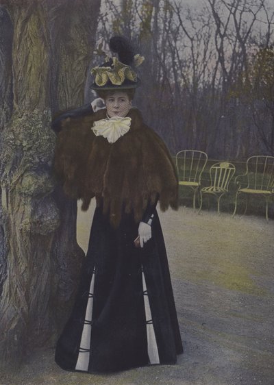 Paris parkındaki kadın (renkli fotoğraf) by Carle de Mazibourg