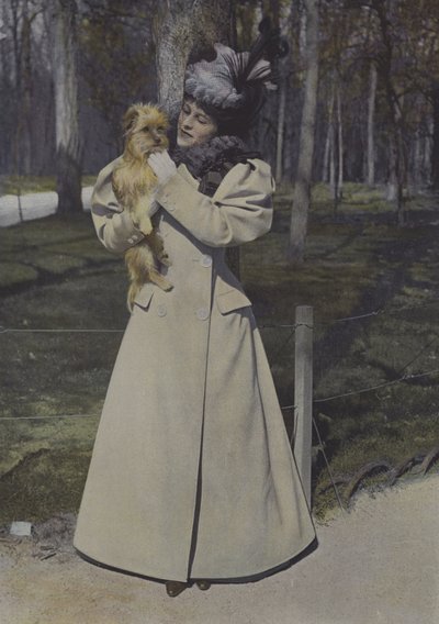 Paris parkındaki kadın (renkli fotoğraf) by Carle de Mazibourg