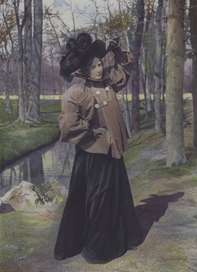 Paris parkındaki kadın (renkli fotoğraf) by Carle de Mazibourg