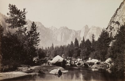 Katedral Kayalarının Merced, Uzak Görünümünde by Carleton E. Watkins