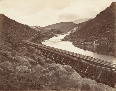 Eureka Quartz Mill ve Flume, Nevada, 1875, basılmış yakl. 1876. by Carleton Emmons Watkins