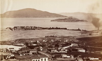 Alcatraz ve Siyah Pt. Rus Tepesi, S.F. by Carleton Watkins