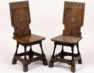 Kalay ve fildişi işlemeli çiçek süslemeli bir çift maun sandalye by Carlo Bugatti