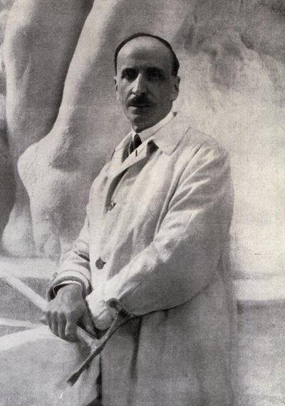 Elinde marteline ile heykeltıraş Edoardo Rubino