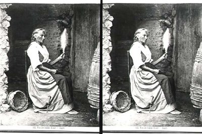 İplikçi Yaşlı Kadın, Capri, 1865 dolayları (s/b fotoğraf) by Carlo Naya