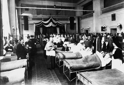 Kutsal bir ziyaret sırasında savaşta yaralanan bir hastanede dekore edilmiş salon (s/b fotoğraf) by Carlo Wulz