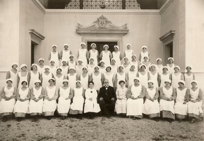 Birinci Dünya Savaşı sırasında bir psikiyatri hemşiresinin grup fotoğrafı by Carlo Wulz