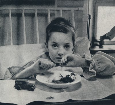 Hafifçe nefes alan, her uzvunda yaşamını hisseden küçük bir çocuk, ne bilmeli? by Cecil Beaton