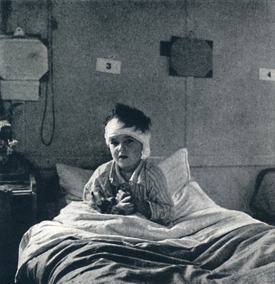 Hafifçe nefes alan, her uzvunda yaşamını hisseden küçük bir çocuk, ne bilmeli? by Cecil Beaton