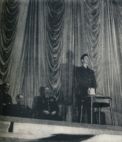 Flight Lt. J. Nicholson, V.C., Harbiyeliler için disiplinin önemini vurguluyor, 1941 by Cecil Beaton