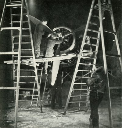 Uçuş Mekaniği, Ayrıca bir W.A.A.F. Ticaret, c1943. by Cecil Beaton