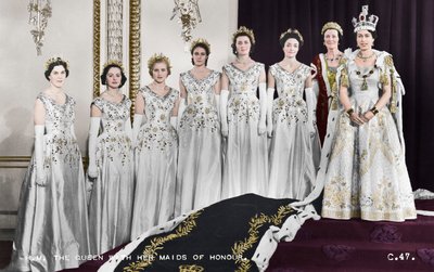 HM Kraliçe II. Elizabeth, nedimeleri ile birlikte, The Coronation, 2 Haziran 1953 by Cecil Beaton