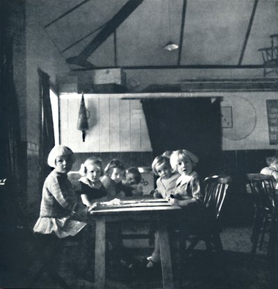 Köy salonunda Londralı çocuklar için dersler, 1941 by Cecil Beaton