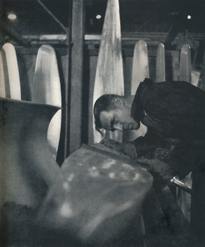 Pistole bıçaklarının ölçülmesi, 1941 by Cecil Beaton