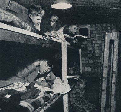 Öğrenci yurdu, 1941 by Cecil Beaton