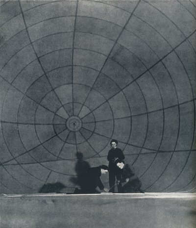 Bir balon üzerinde çalışan web WAAFS, 1941 by Cecil Beaton