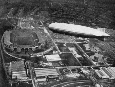 FA Cup Finali sırasında Wembley üzerinde uçan Alman zeplin Graf Zeppelin, Londra, 1930. by Central Press