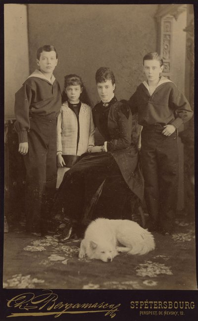 İmparatoriçe Maria Fyodorovna ve çocukları Nicholas Alexandrovich, George Alexandrovich ve Xenia Alexandrovna, Bergamasco, Charles (Karl) (1830-1896). Albümin Fotoğraf, ca. 1883. Rusya Devlet Film ve Fotoğraf Arşivi, Krasnogorsk by Charles Bergamasco
