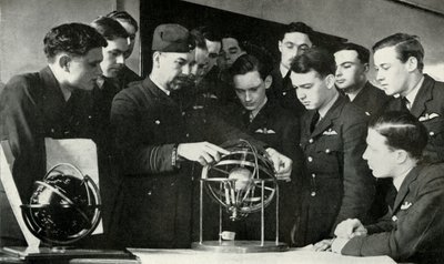 RAF personeli, 1941 İkinci Dünya Savaşı sırasında navigasyon öğreniyor. by Charles Brown