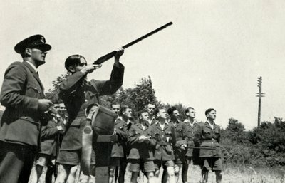 RAF personeli, 1941 İkinci Dünya Savaşı sırasında silah ateşlemeyi öğreniyor. by Charles Brown